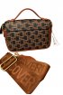 Malá crossbody kabelka Enrico - hnedá s potlačou